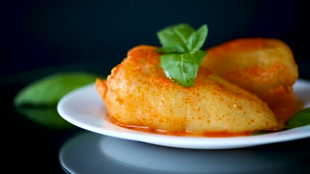 Pimienta rellena con salsa de carne y verduras en un plato — Vídeos de Stock