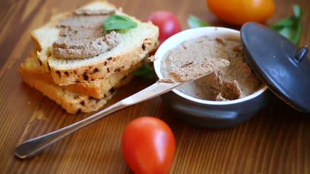 Bocadillos con paté de hígado de pollo casero primer plano — Vídeo de stock