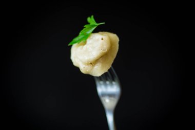 bir plaka et ve baharatlar ile haşlanmış köfte