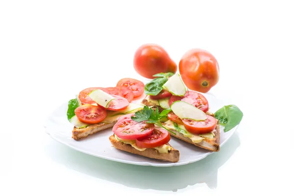 Ízletes szendvics túró krémként, friss uborka és paradicsom — Stock Fotó