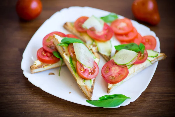 Sanduíche saboroso com pasta de coalhada, pepinos frescos e tomates — Fotografia de Stock