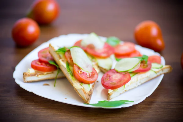 Sanduíche saboroso com pasta de coalhada, pepinos frescos e tomates — Fotografia de Stock