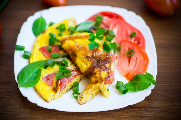 Tortilla frita de huevos orgánicos caseros con tomates y cebollas verdes —  Fotos de Stock