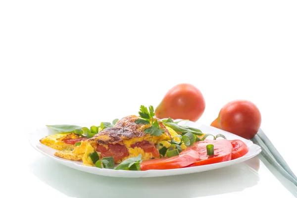 Fried omelet from homemade organic eggs with tomatoes and green onions — Stock Photo, Image