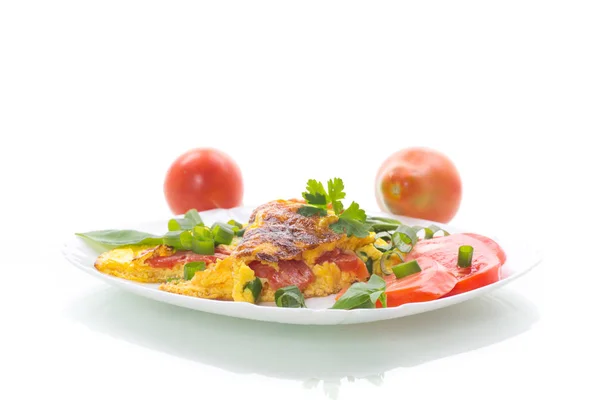 Omelete frito de ovos orgânicos caseiros com tomates e cebolas verdes — Fotografia de Stock