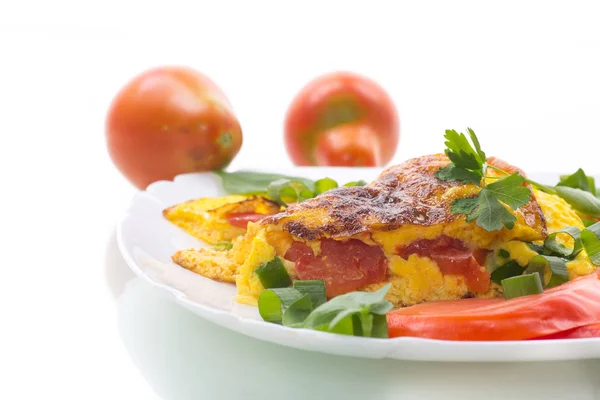 Omelete frito de ovos orgânicos caseiros com tomates e cebolas verdes — Fotografia de Stock