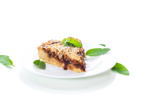 Süße Torte mit Fruchtmarmelade in einem Teller auf einem weißen — Stockfoto