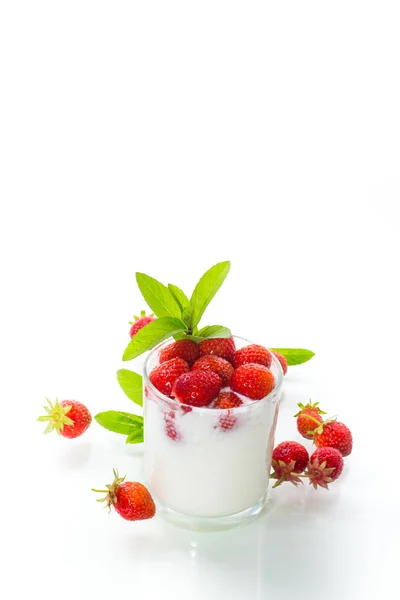 Sweet homemade yogurt with fresh ripe strawberries — Stock Photo, Image