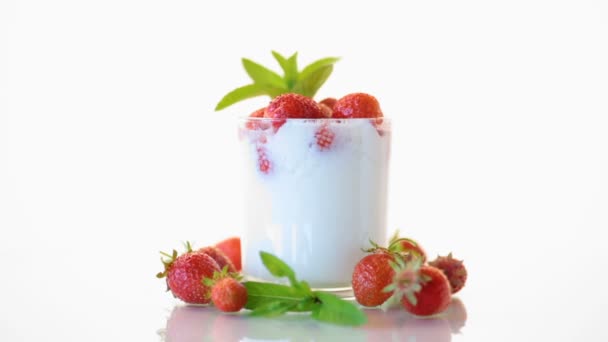 Yogurt casero dulce con fresas frescas maduras — Vídeos de Stock