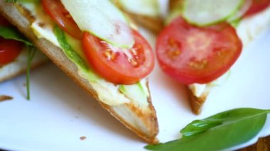 Lor hamur, taze salatalık ve domates ile lezzetli sandviç