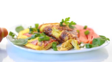 domates ve yeşil soğan ile ev yapımı organik yumurtalar kızarmış omlet
