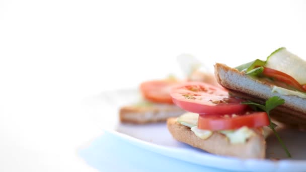 Sabroso sándwich con pasta de cuajada, pepinos frescos y tomates — Vídeos de Stock