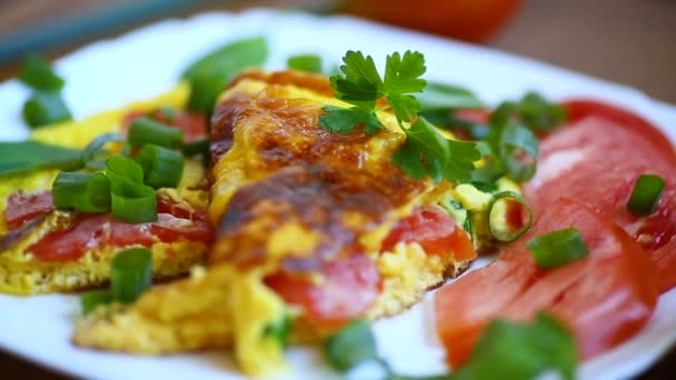 Fried omelet from homemade organic eggs with tomatoes and green onions — Stock Video
