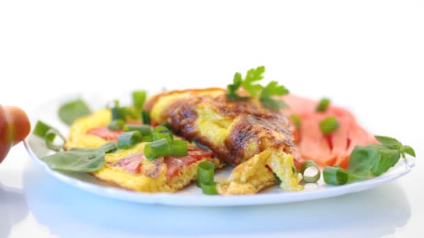 Fried omelet from homemade organic eggs with tomatoes and green onions — Stock Video