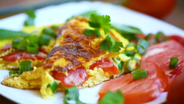 Tortilla frita de huevos orgánicos caseros con tomates y cebollas verdes — Vídeo de stock