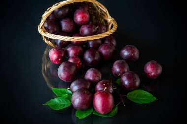 Organik kırmızı olgun kiraz siyah üzerinde izole