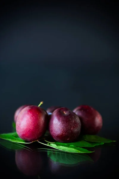 黒で分離された有機赤熟した桜の梅 — ストック写真