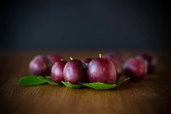 黒で分離された有機赤熟した桜の梅 — ストック写真