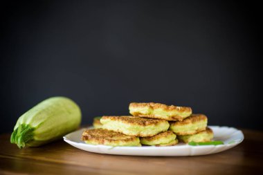 bir tabak yeşil kabak yapılmış sebze börek