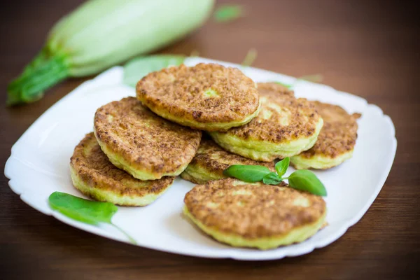 Pedaços vegetais feitos de abobrinha verde em uma placa — Fotografia de Stock