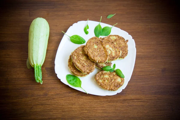 Buñuelos de verduras hechos de calabacín verde en un plato —  Fotos de Stock