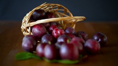 Organik kırmızı olgun kiraz siyah üzerinde izole