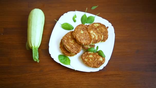 Gemüsekrapfen aus grünen Zucchini in einem Teller — Stockvideo
