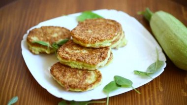 bir tabak yeşil kabak yapılmış sebze börek