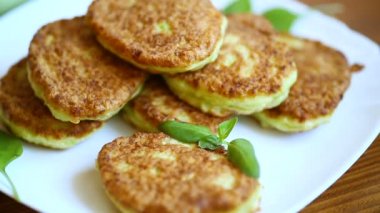 bir tabak yeşil kabak yapılmış sebze börek