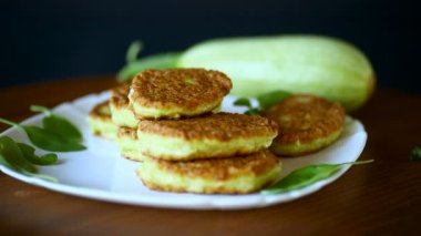 bir tabak yeşil kabak yapılmış sebze börek