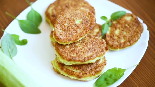 Groente beignets gemaakt van groene courgette in een bord — Stockvideo