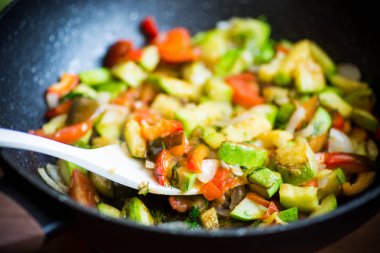 kırmızı biber, soğan, domates ve diğer sebzeler ile kızarmış kabak