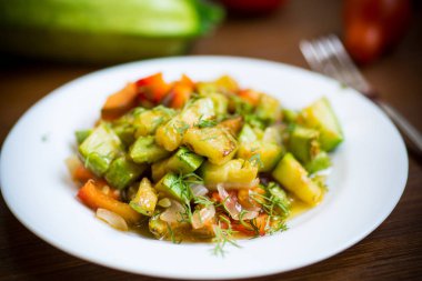 kırmızı biber, soğan, domates ve diğer sebzeler ile kızarmış kabak