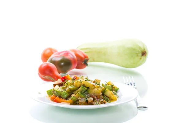 Τηγανητά κολοκυθάκια με κόκκινο πιπέρι, κρεμμύδια, ντομάτες και άλλα λαχανικά — Φωτογραφία Αρχείου