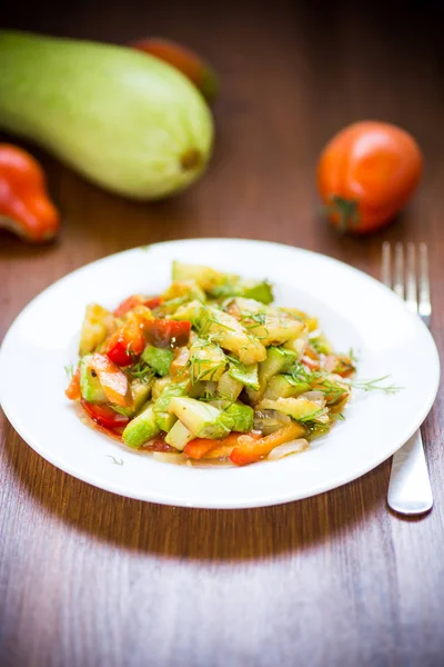Calabacín frito con pimiento rojo, cebollas, tomates y otras verduras —  Fotos de Stock