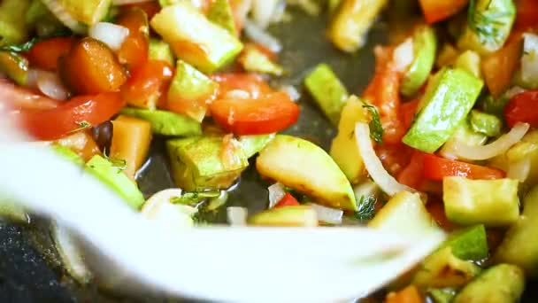 Fried zucchini with red pepper, onions, tomatoes and other vegetables — Stock Video
