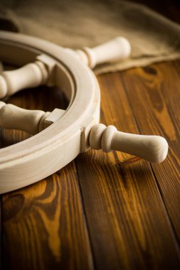 Ahşap bir masa üzerinde büyük vintage direksiyon simidi