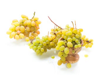 Yeşil üzüm üzerine beyaz izole demet