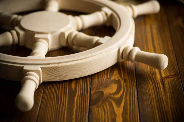 Volante vintage grande sobre una mesa de madera — Foto de Stock