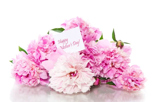 Beyaz arka plan üzerinde çiçek açan peonies buket