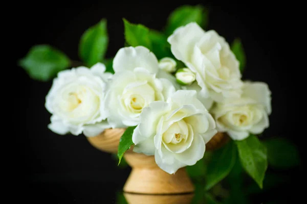 Bouquet of beautiful white roses in a vase — Stock Photo, Image