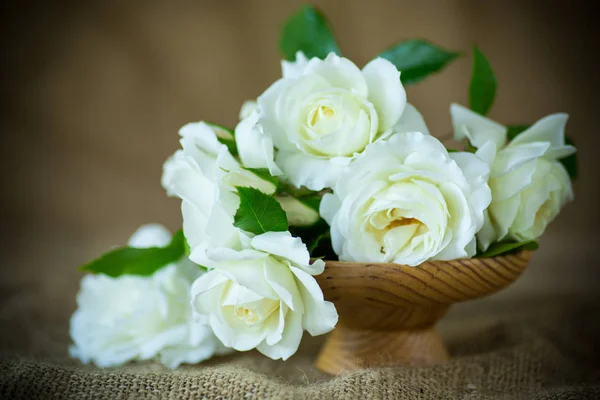 Boeket van mooie witte rozen op jute — Stockfoto