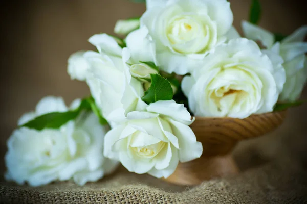 Boeket van mooie witte rozen op jute — Stockfoto