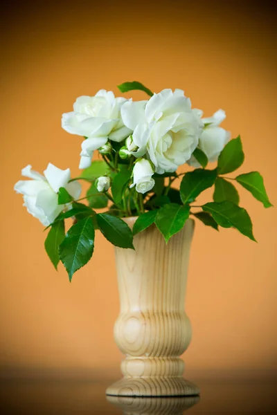 オレンジ色の美しい白いバラの花束 — ストック写真