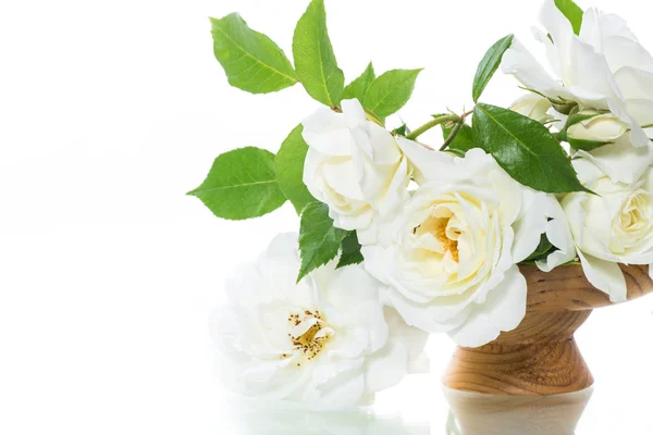 Bukett av vackra vita rosor isolerade på vitt — Stockfoto