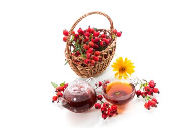 kırmızı olgun kuşburnu tıbbi meyveler sıcak çay