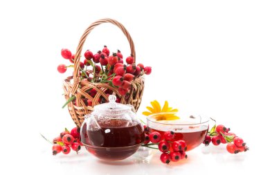 kırmızı olgun kuşburnu tıbbi meyveler sıcak çay