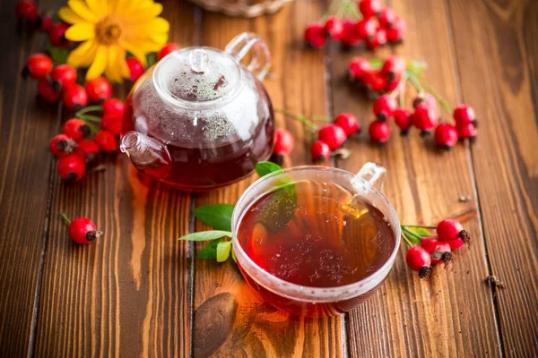 Hot tea from medicinal fruits of red ripe rosehip — Stock Photo, Image