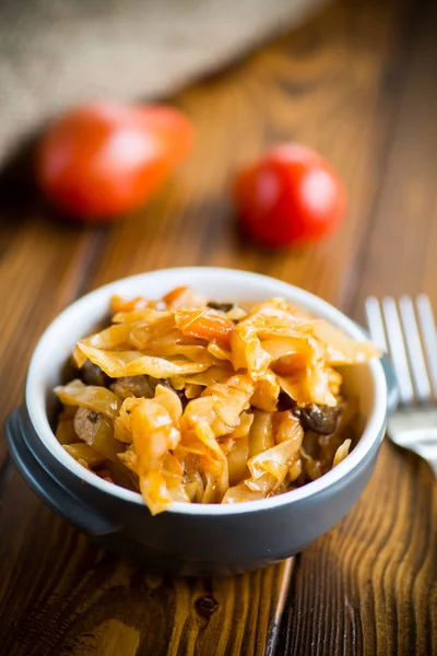 Kohlrabi auf dem alten hölzernen Hintergrund — Stockfoto