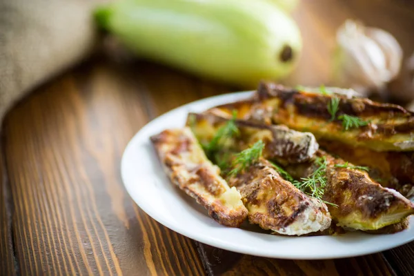 Ugnsbakad zucchini i smeten med vitlök och örter — Stockfoto